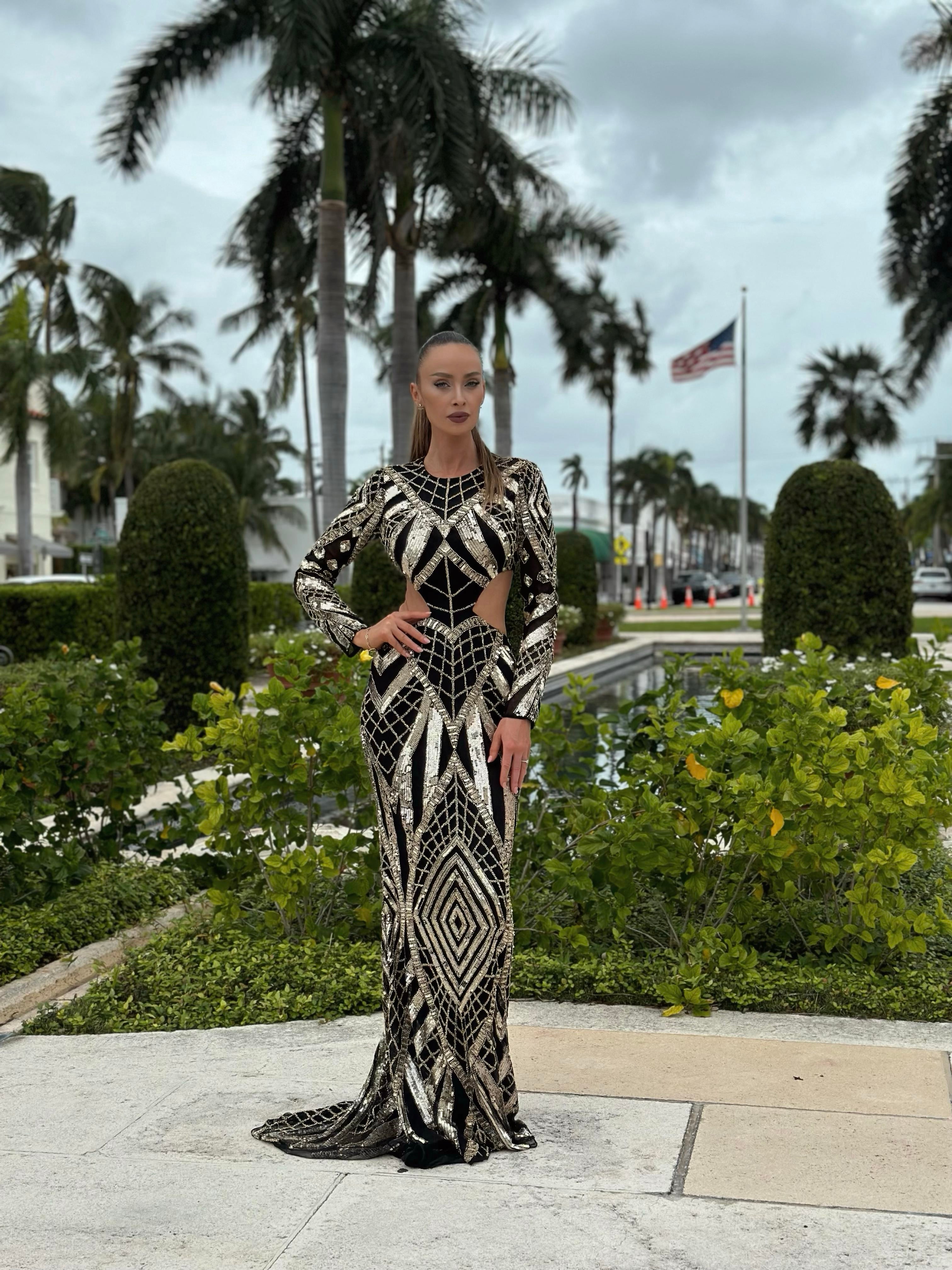 Glamour Mirage gown – Elegant and shimmering evening dress designed for special occasions. Featuring a sleek silhouette and luxurious fabric, this gown offers a sophisticated, high-fashion look perfect for weddings, galas, and formal events