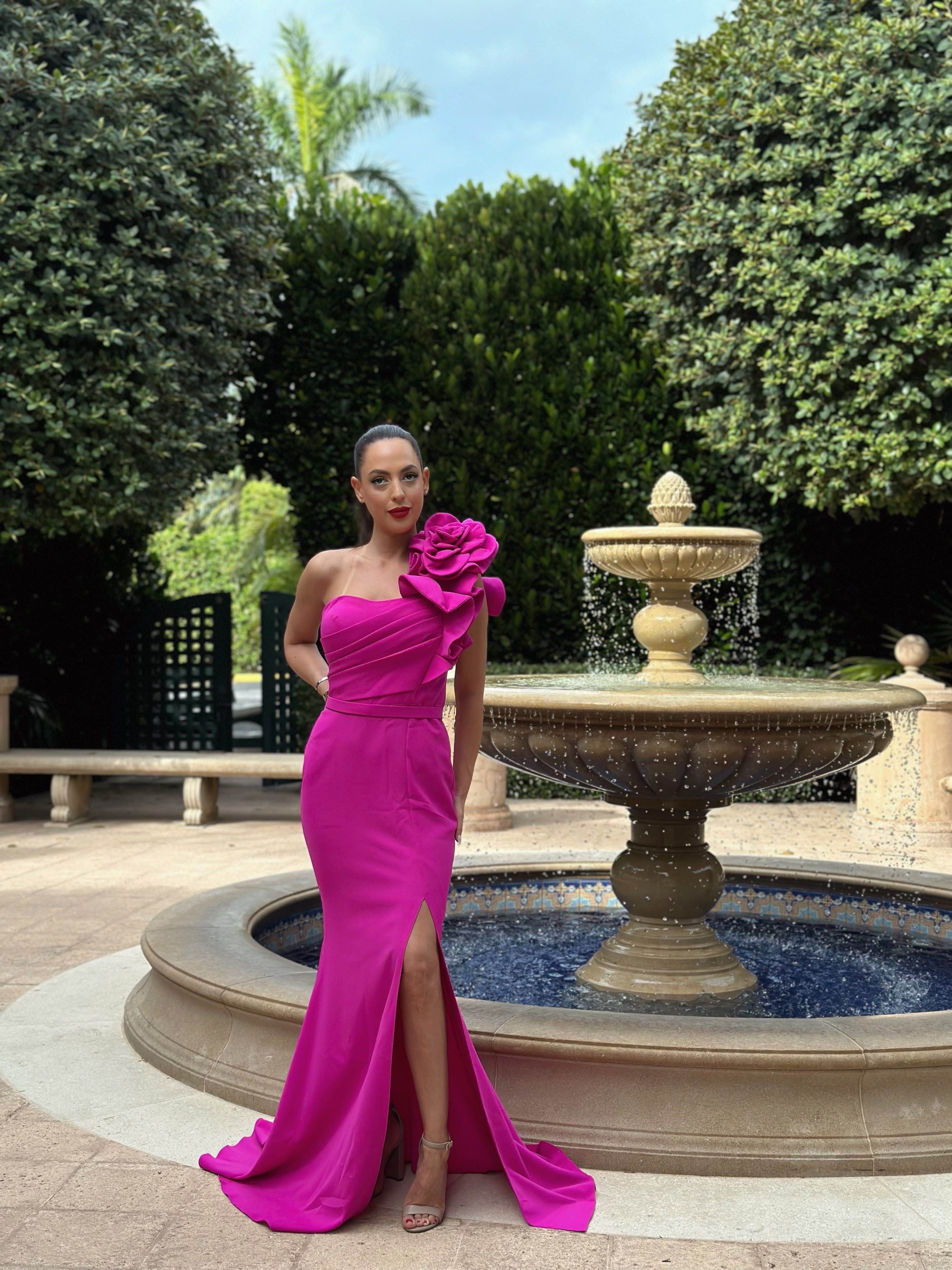 Fuchsia Blossom gown – Stunning fuchsia evening dress with a chic, flattering silhouette, perfect for formal events, weddings, and proms. A vibrant, elegant choice for a bold, glamorous loo